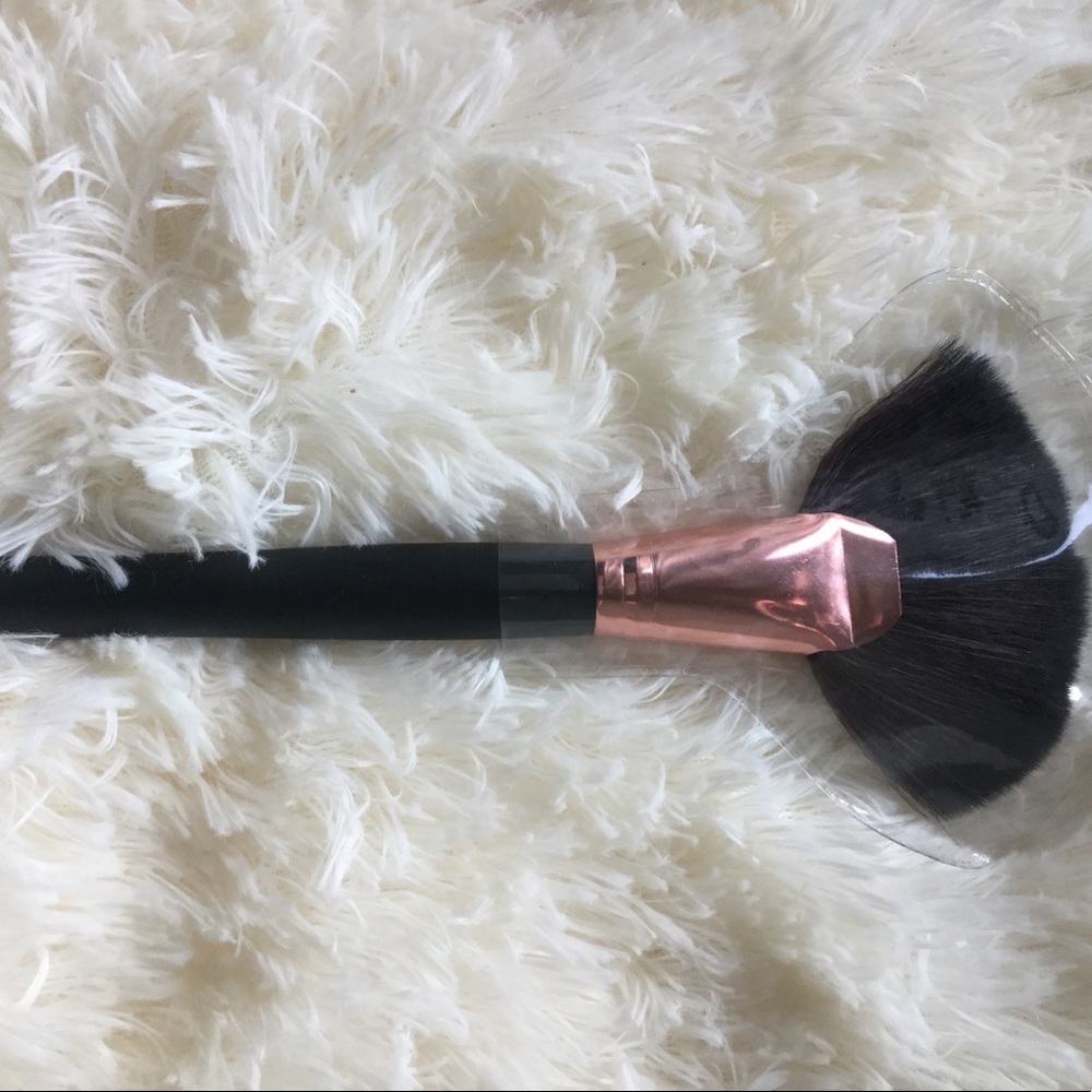 NEVER USED M/ Large fan brush